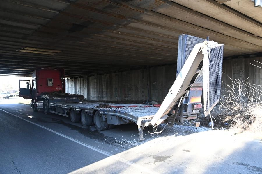 Incidente a Bologna, il camion dopo l'impatto col cavalcavia (FotoSchicchi)