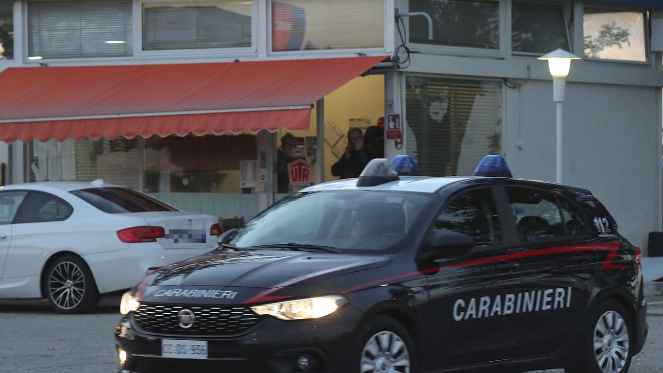 I carabinieri di Mezzano ascoltano la vittima della rapina
