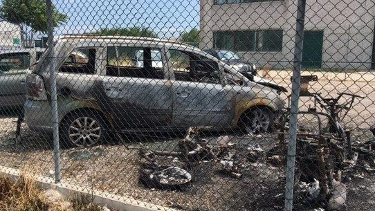 L’auto e gli scooter bruciati nel deposito del Comune
