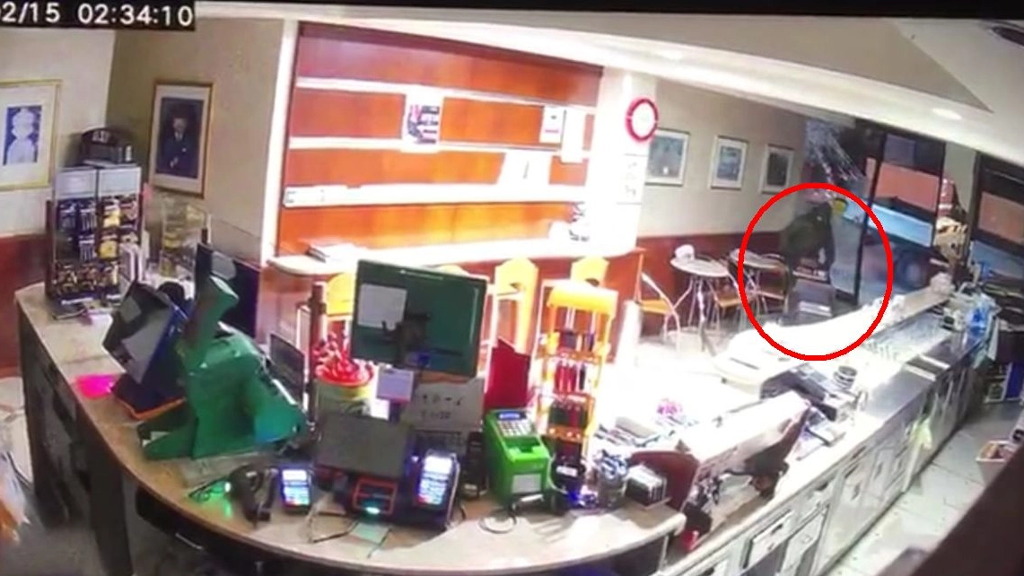 Furto al bar, il ladro ripreso dalle telecamere di videosorveglianza
