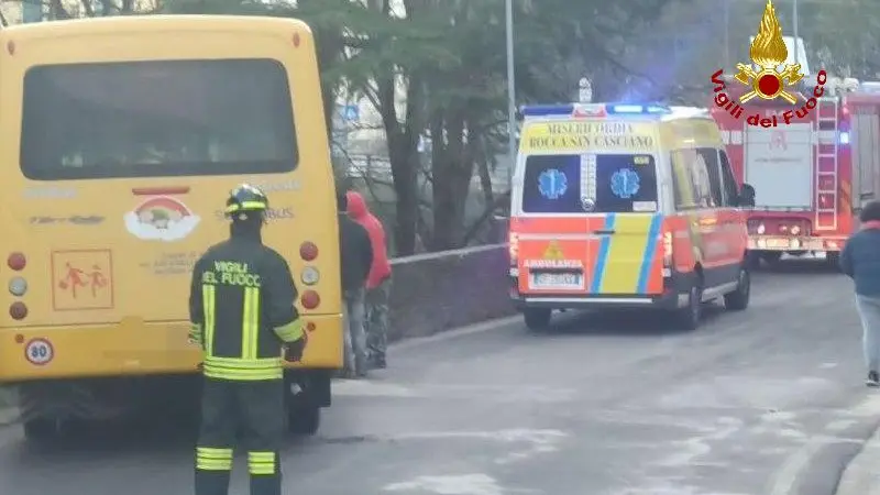 L'incidente a Portico: scuolabus contro un muro