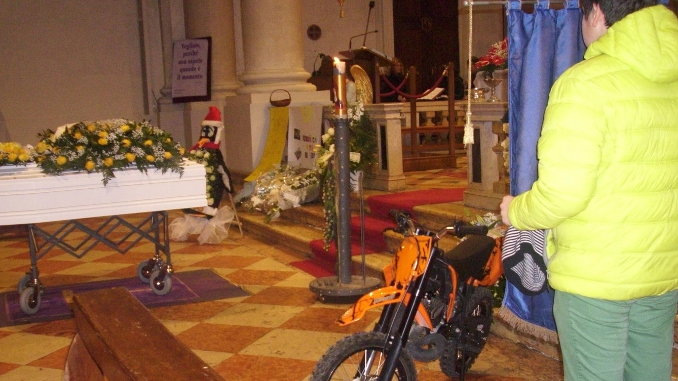 Rovigo, la motocicletta di Jonathan messa a fianco dell’altare dai suoi amici