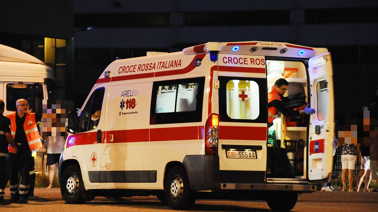 Ambulanza nella notte (foto d'archivio)