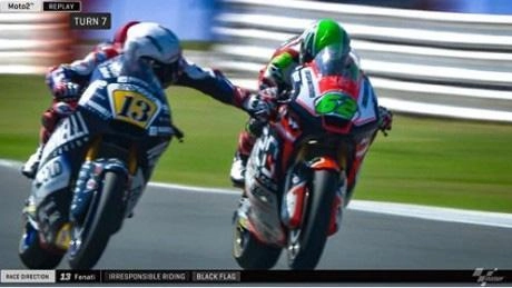 Romano Fenati tira la leva del freno anteriore a Manzi (Ansa)