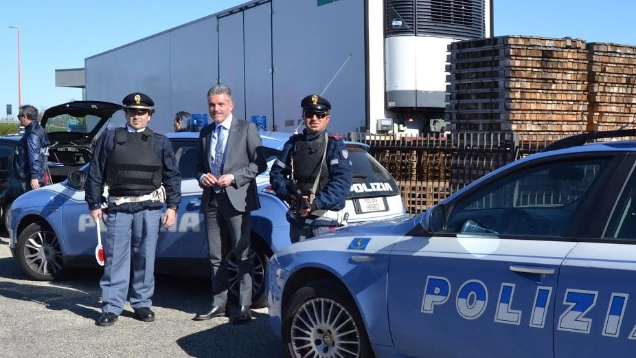 Il sindaco Lucchi con gli agenti della polizia
