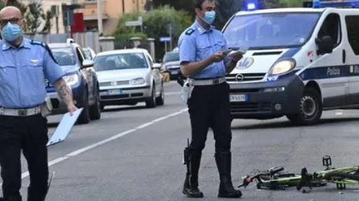 La polizia locale in via Azzurra dopo l’investimento della bimba in bici