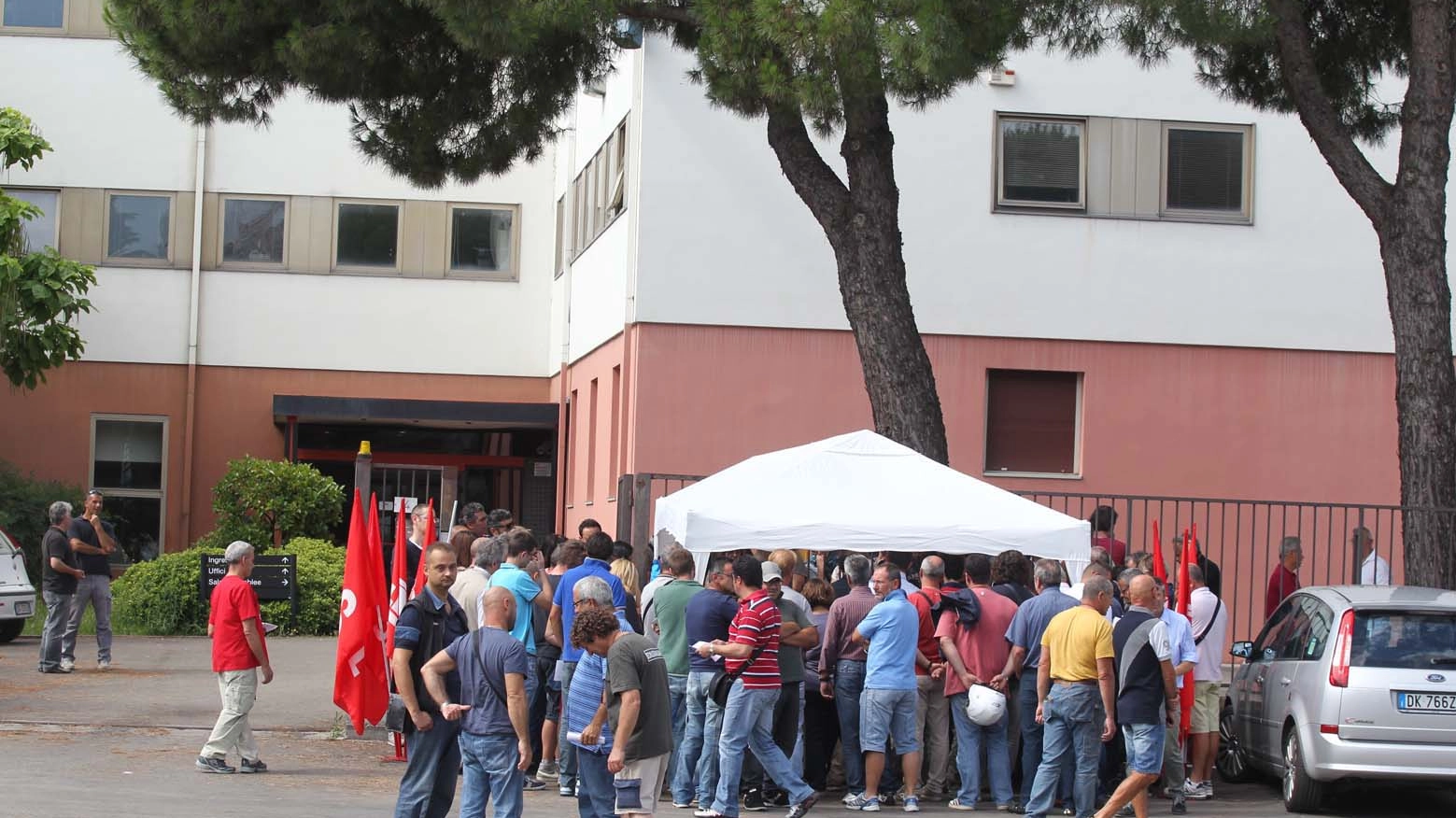 La protesta dei lavoratori della Cesi (foto Isolapress)