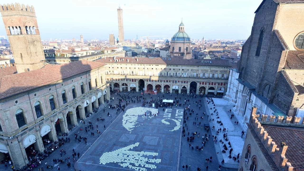 Bologna ha dedicato una installazione in piazza Maggiore al suo filantropo Marino Golinelli