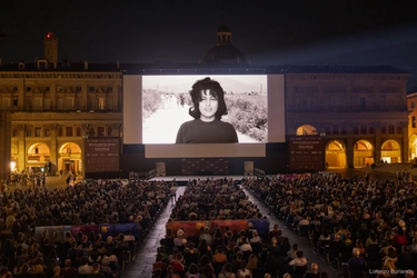 Sotto le stelle del cinema 2023, via alla rassegna in piazza Maggiore a Bologna: programma e orari