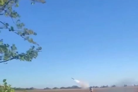 Soldato ucraino abbatte missile russo (da Facebook)