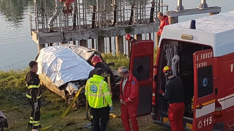I vigili del fuoco hanno recuperato nell’Adige la carcassa di una Peugeot 