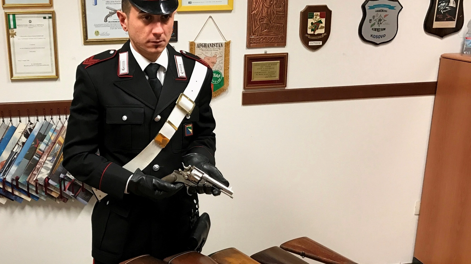 I carabinieri hanno denunciato i cacciatori e sequestrato i fucili (foto di repertorio)