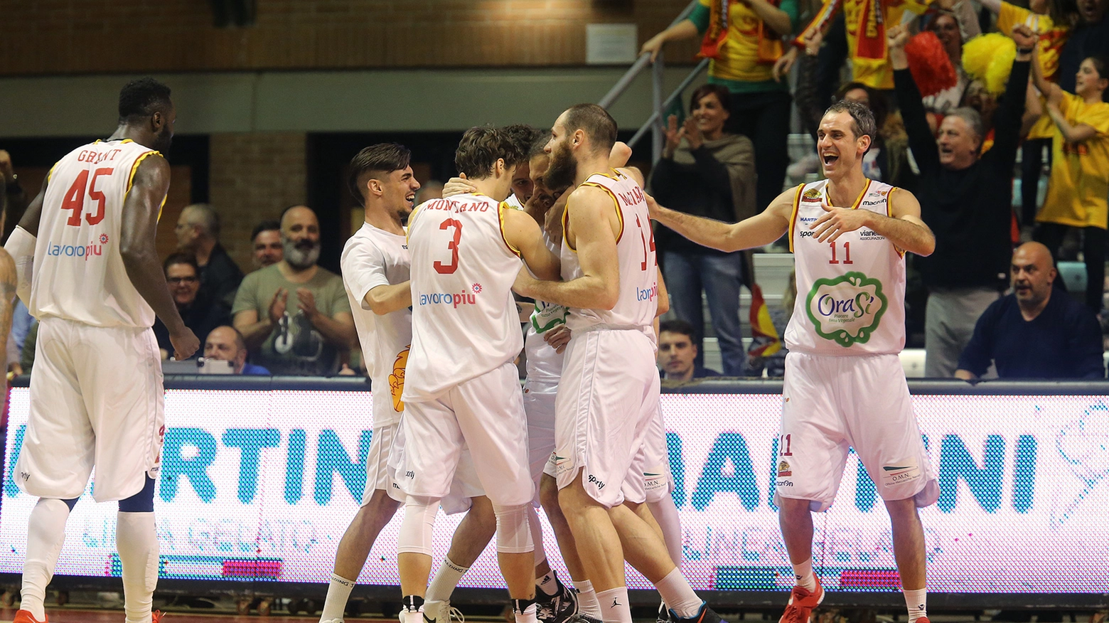 I giocatori dell'OraSì festeggiano la vittoria (Foto Zani)