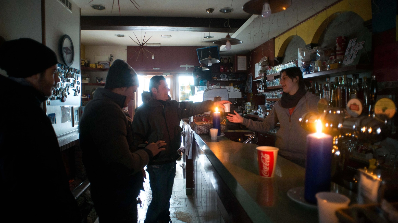 Rioveggio (Bologna), disagi per la neve: l'unico bar aperto serve i clienti senza corrente