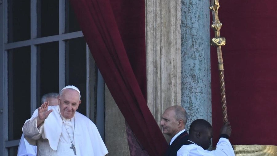 Il Pontefice affacciato in piazza San Pietro: "Dio illumini le menti di chi può fermare questa guerra insensata"