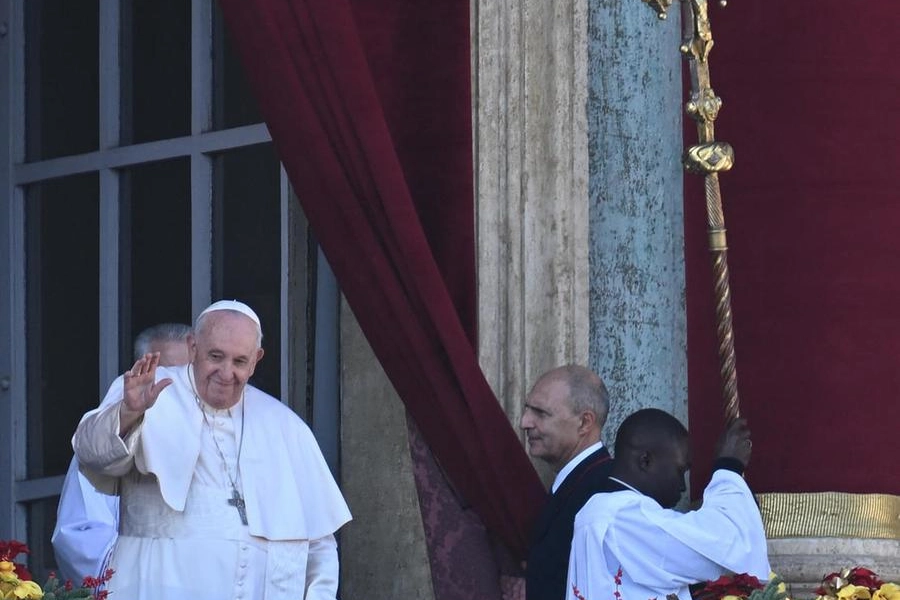 Il Papa affacciato dalla Basilica di San Pietro per la benedizione Urbi et Orbi (Ansa)