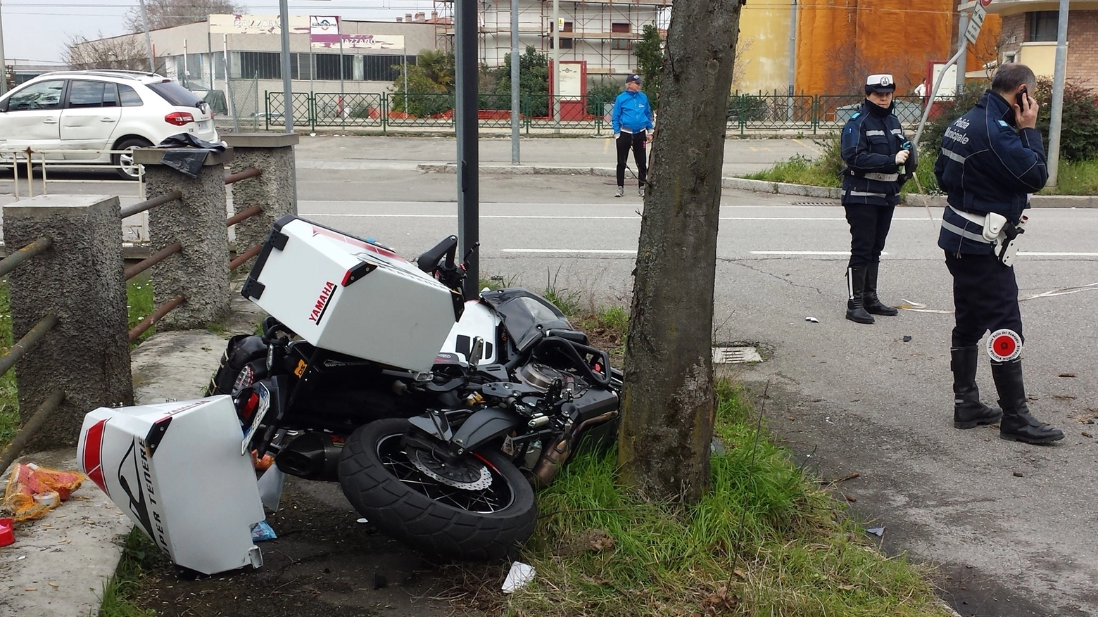 La moto subito dopo l'incidente mortale a Bazzano (foto Mignardi)