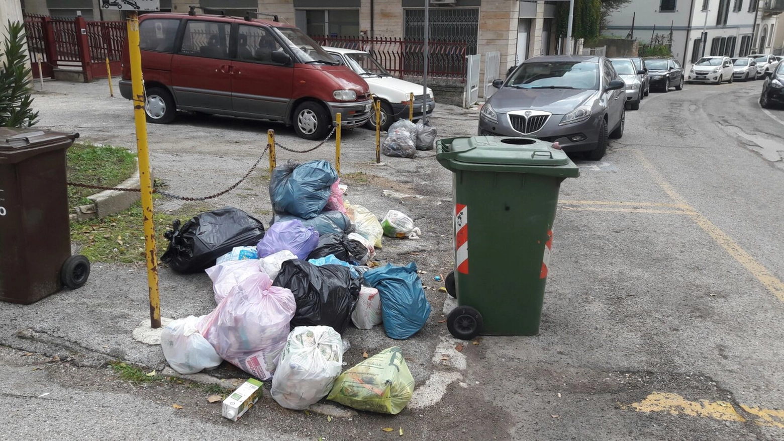 Ancora tanti rifiuti in strada