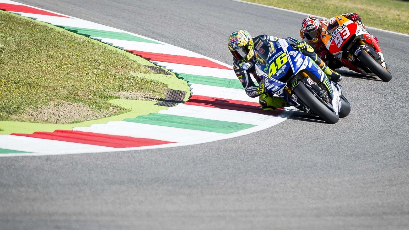 Una sfida in pista tra Valentino Rossi e Marc Marquez (Foto Olycom)