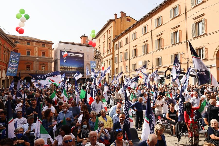 Circa 800 sostenitori di Fratelli d’Italia si sono riuniti in piazza Galvani