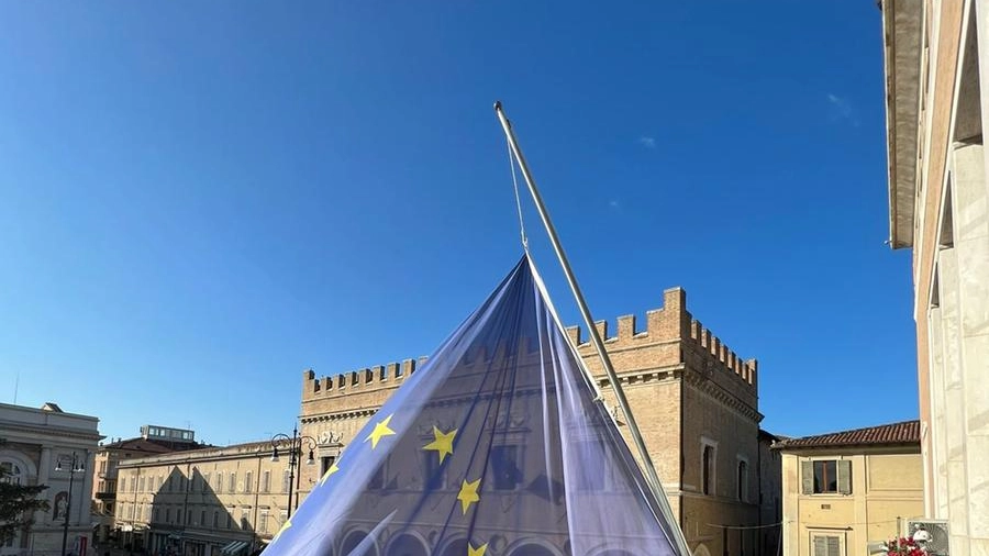 La bandiera europea che sventola sulla piazza di Pesaro
