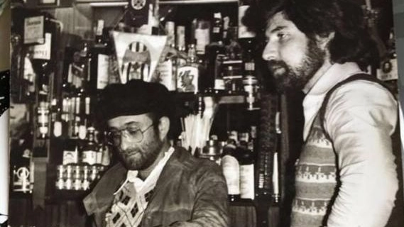 Lucio Dalla dietro al bancone del bar Tazza d'Oro di Forlimpopoli