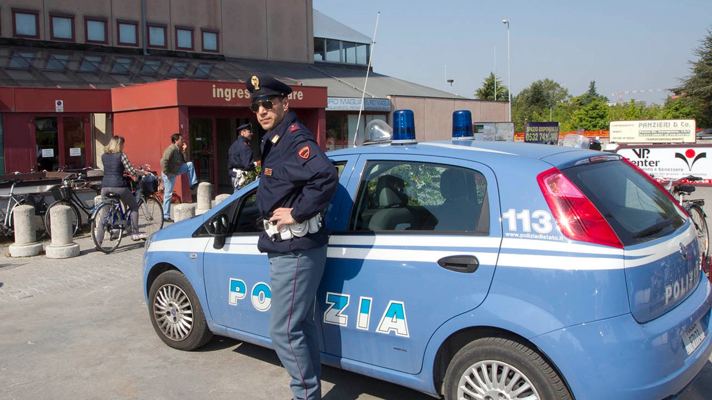Pesaro, la polizia in servizio vicino all'Ipercoop