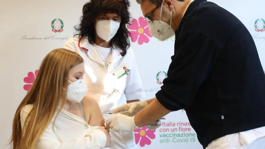 Una ragazza mentre riceve la vaccinazione anti Covid