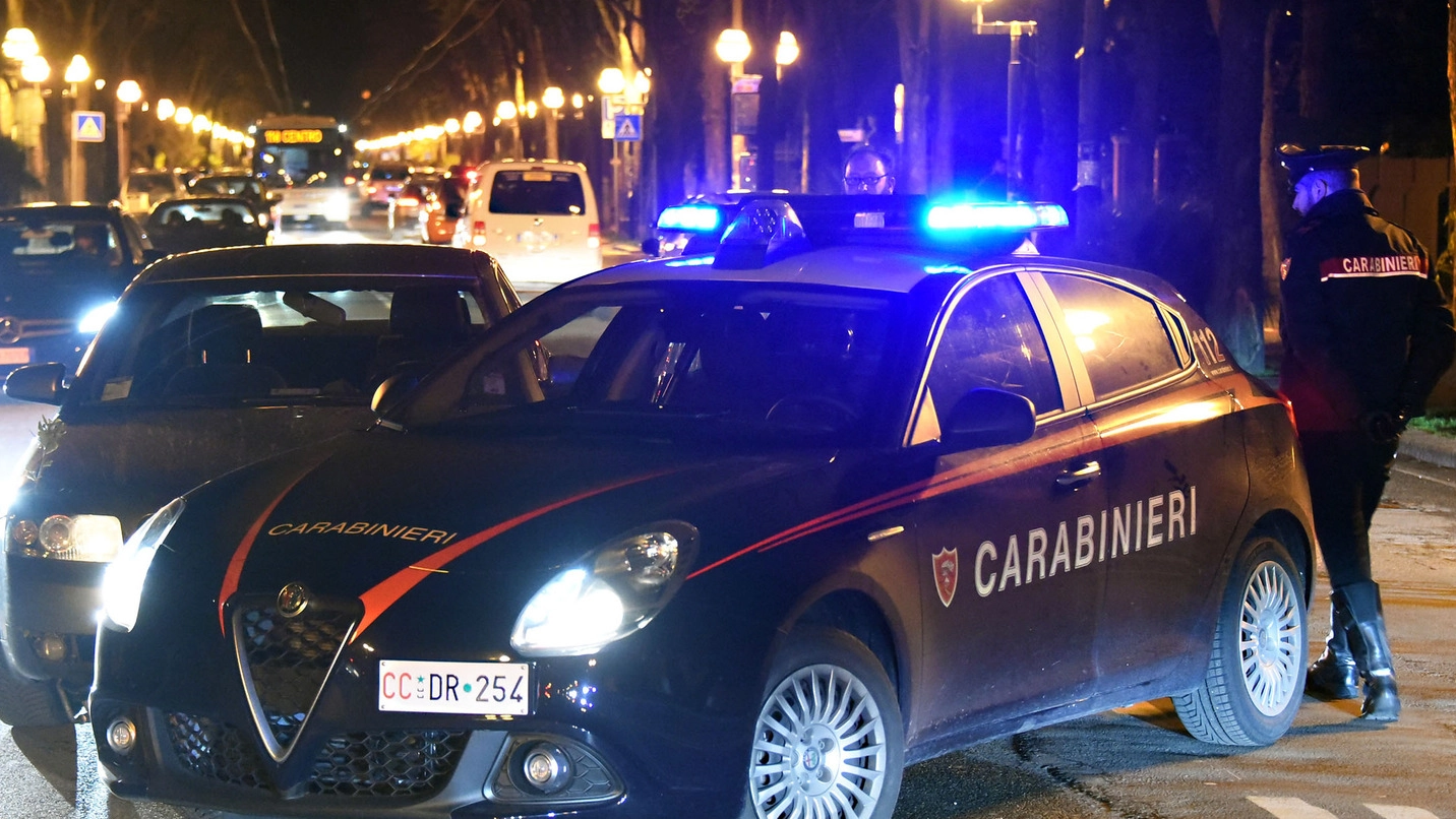 L’auto dei fuggiaschi ha speronato l'auto dei carabinieri ma è stata bloccata (Migliorini)