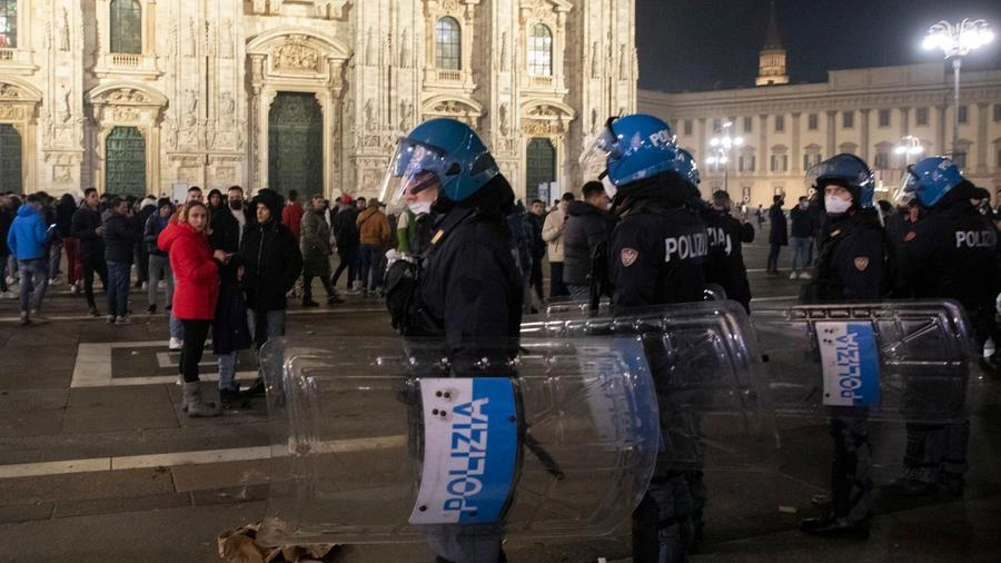 Polizia in piazza Duomo a Milano la notte di Capodanno
