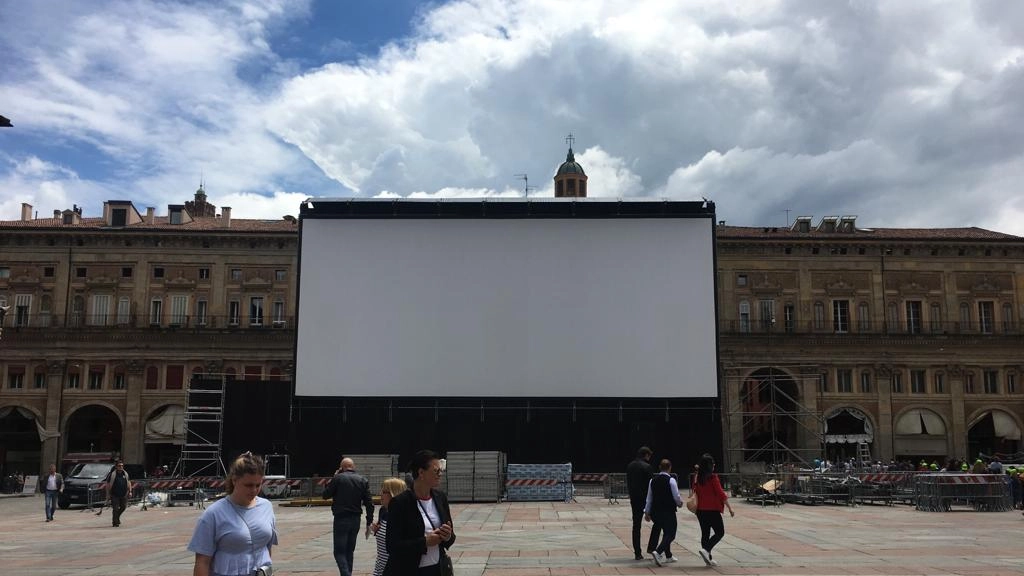 Cinema sotto le stelle, arriva lo schermo gigante in piazza Maggiore