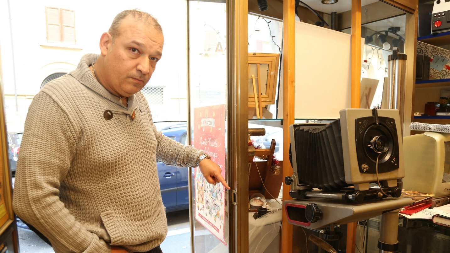 Michele Bettini, titolare del negozio di fotografia in via Zampieri, alla Bolognina
