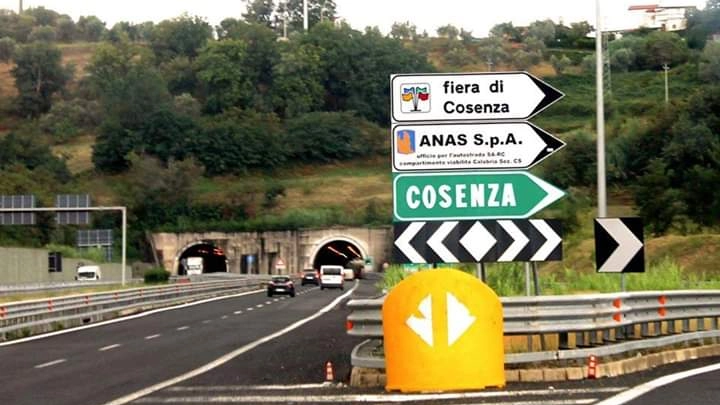 Un tratto dell'Autostrada A2 del Mediterraneo (Wikimedia Commons)