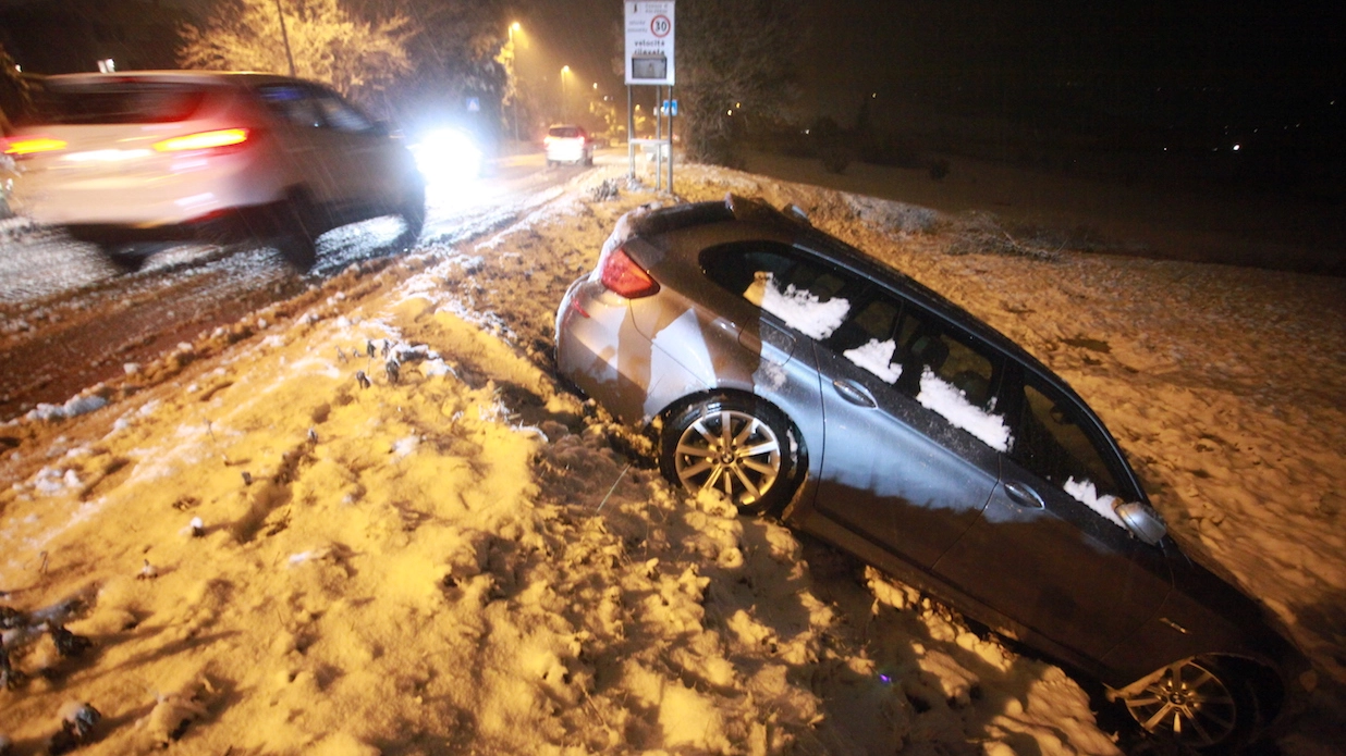 Un'auto fuori strada per la neve a Osimo