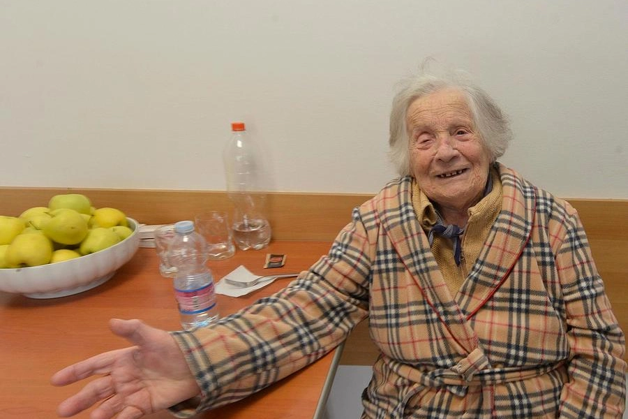 Jolanda, 94 anni, sorride. Ora ha una camera calda