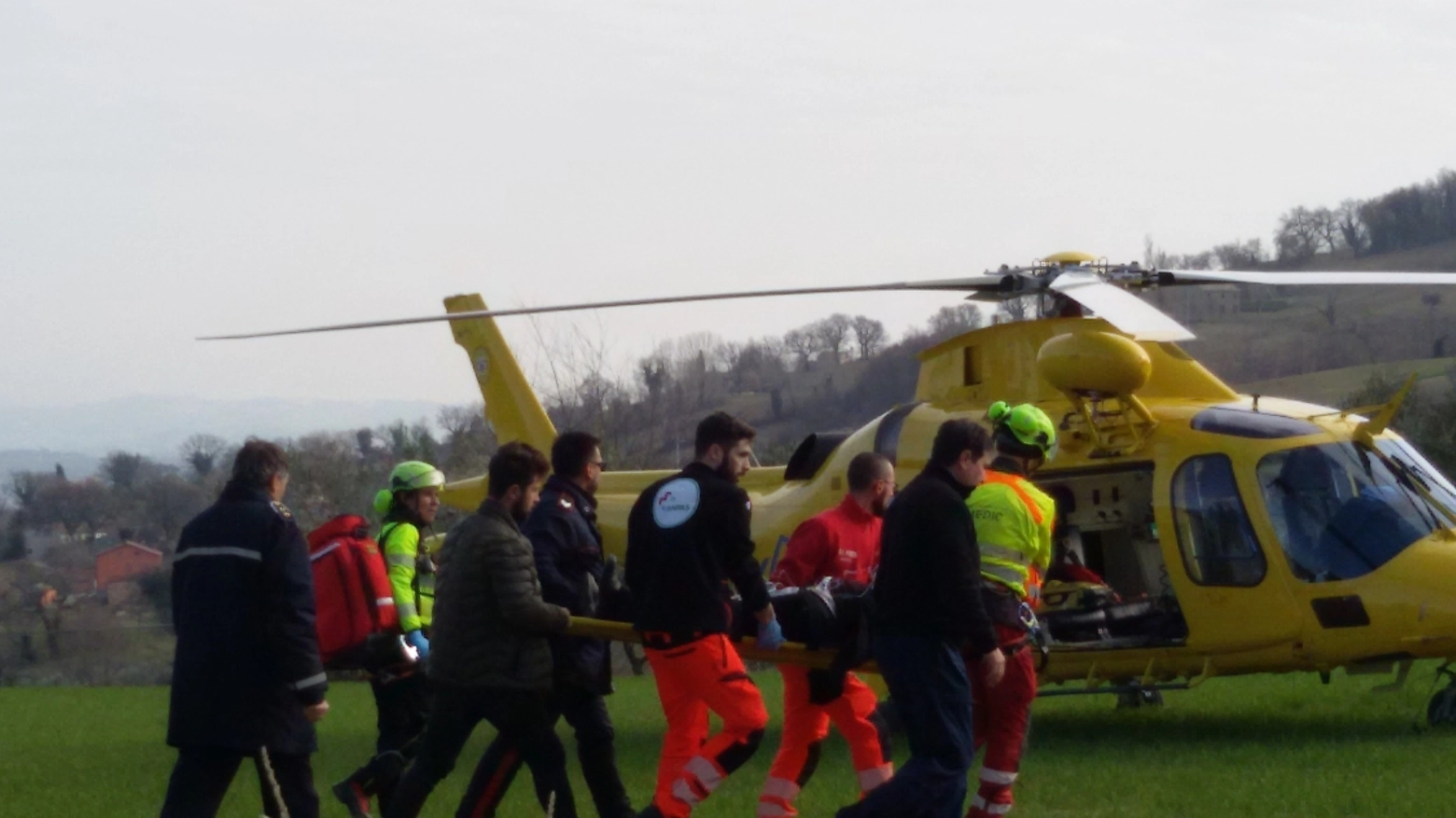 L'uomo è stato trasportato dall'elisoccorso all'ospedale regionale di Torrette