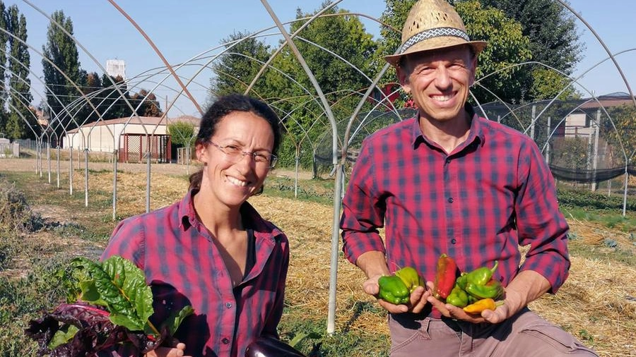 Omar Diozzi, 45 anni, con la moglie Eva nel loro orto