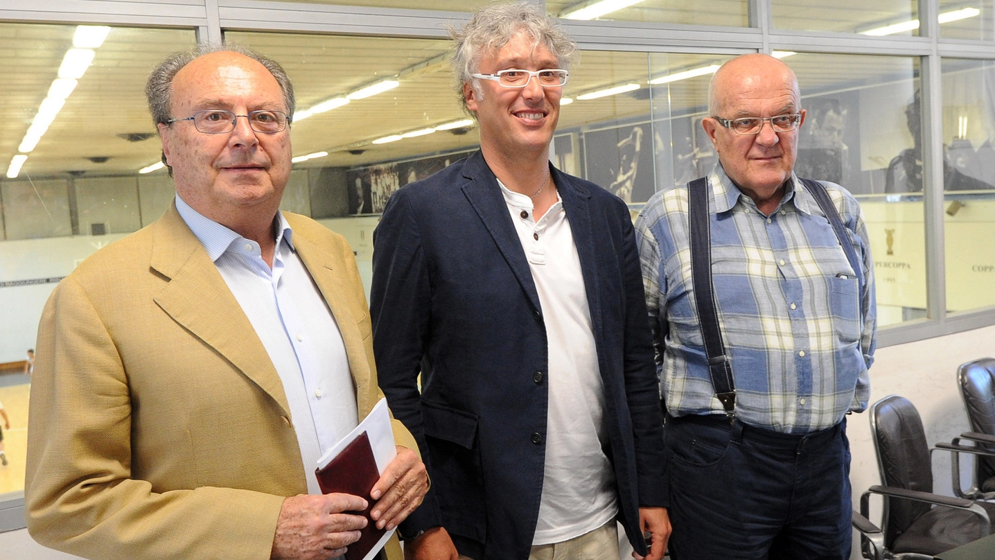 Julio Trovato fra il presidente Alberto Bucci (a destra) e il consigliere Daniele Fornaciari (fotoSchicchi)
