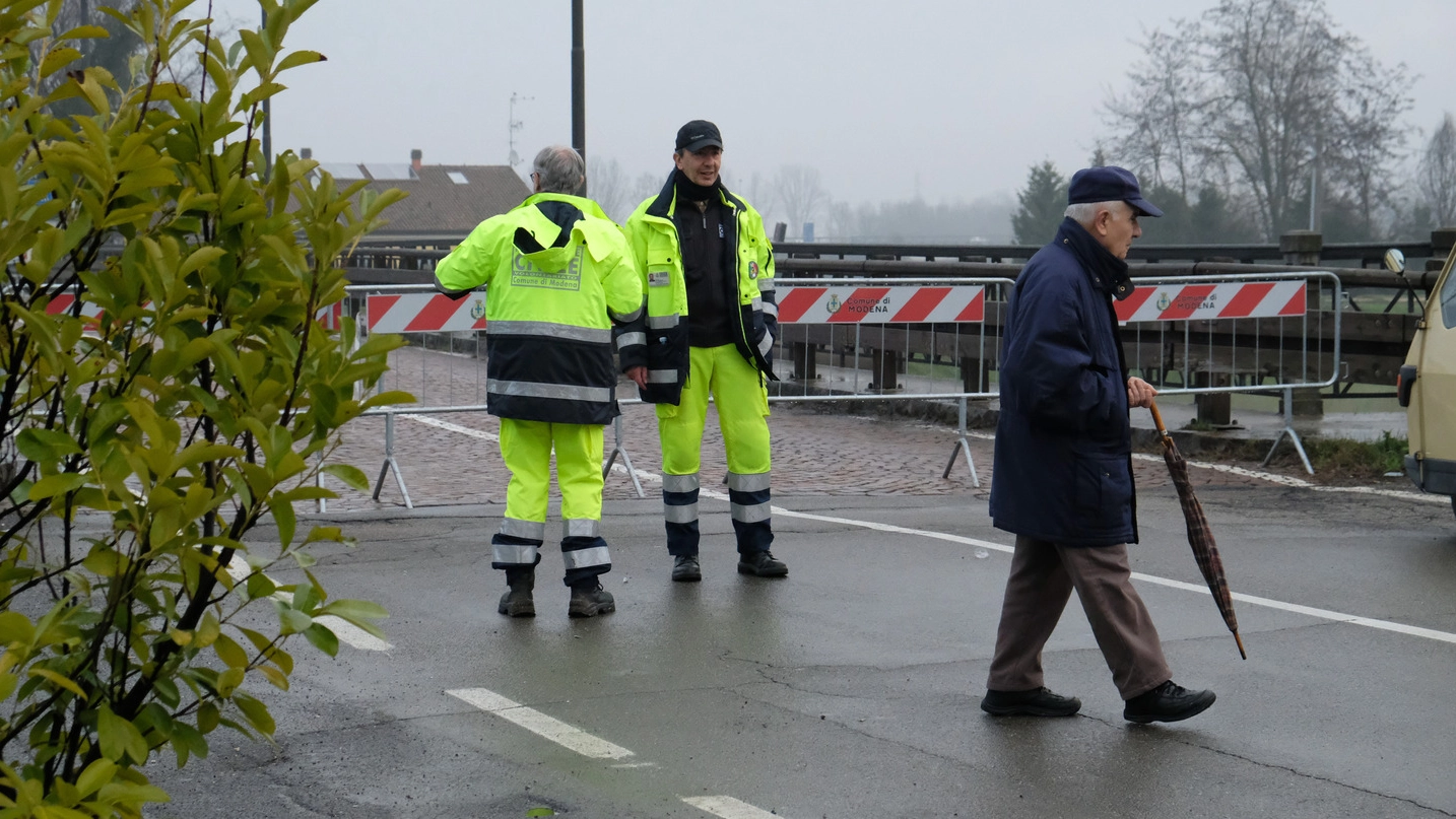 La protezione civile al lavoro sui ponti per monitorare il livello del fiume