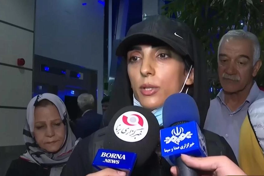 Elnaz Rekabi parla coi giornalisti al suo arrivo a Teheran (Epa)