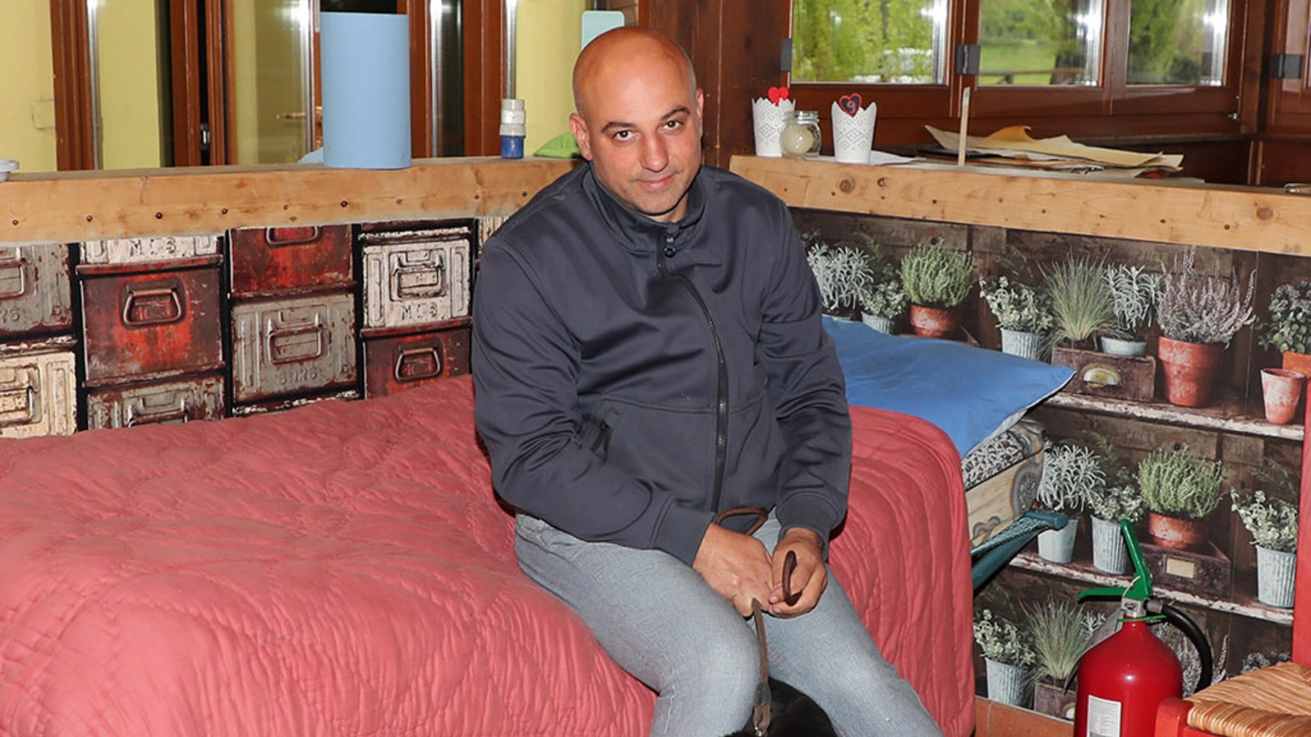 Andrea Grillini sul letto preparato dentro la Lagosteria (Isolapress)