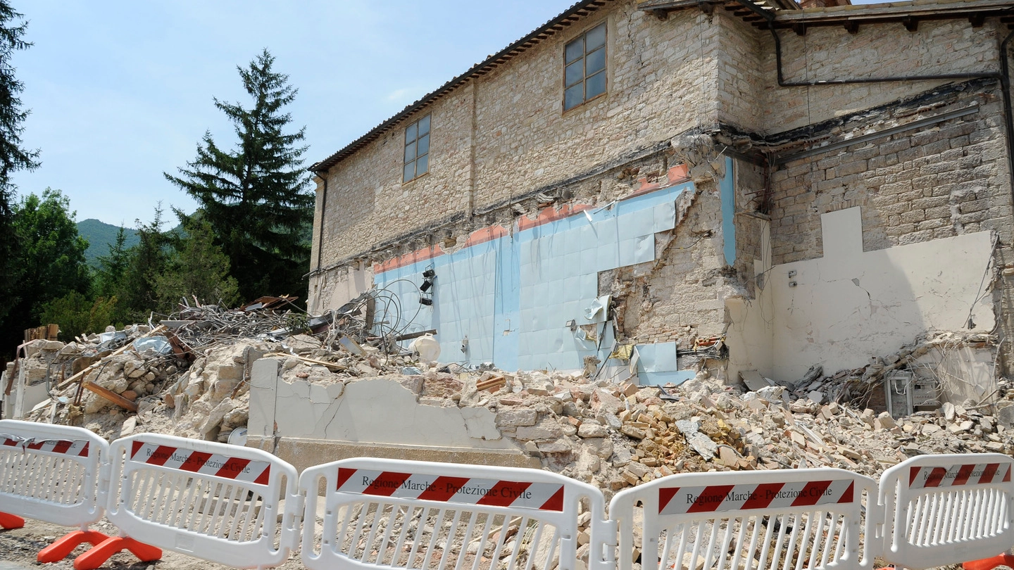 DANNI Una casa demolita dopo le scosse a Pieve Torina (foto Calavita)