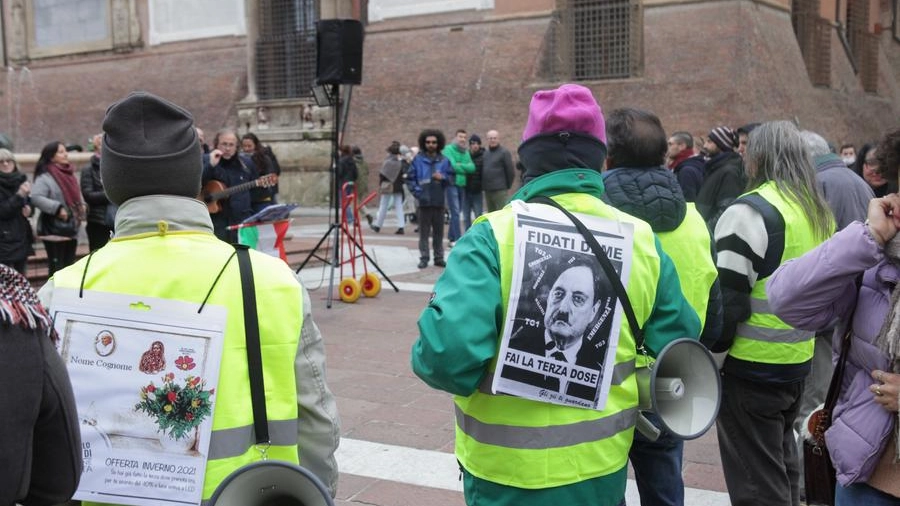 Il cartello con Hitler alla manifestazione di Bologna (foto Schicchi)