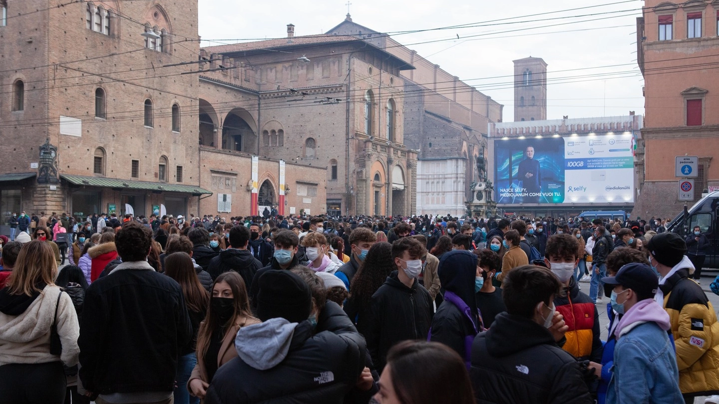 Assembramenti, folla in centro a Bologna sabato 20 febbraio (FotoSchicchi)