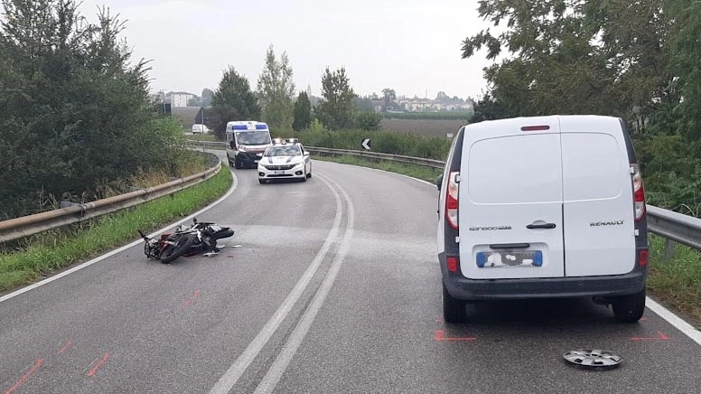 L'incidente, in via Campogrande, ha coinvolto anche un furgone Renault