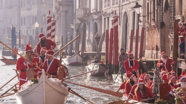 Venezia, regata dei Babbo Natale in Canal Grande: 24 in gara, per la prima volta 10 donne