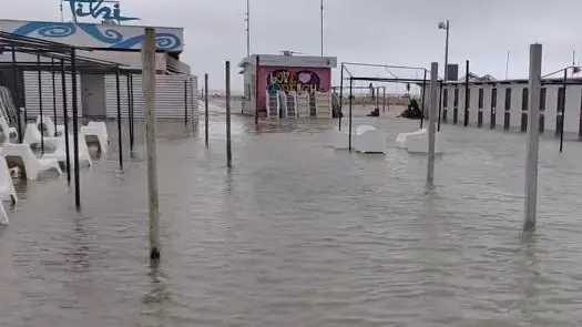 La città sott’acqua  Oggi scuole chiuse  a Rimini e in provincia  Il Mavone fa paura