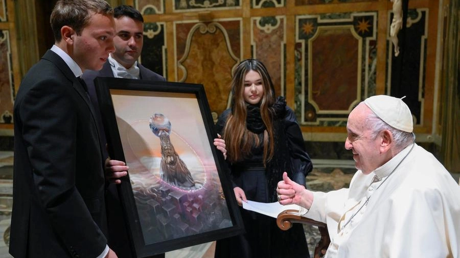 Papa Francesco incontra gli artisti del 'Concerto di Natale in Vaticano' (Ansa)