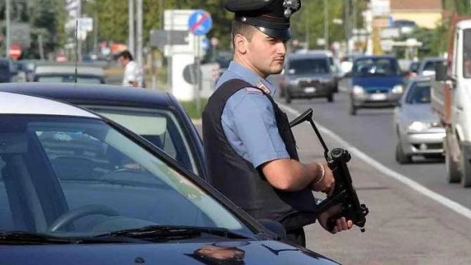 I carabinieri sono stati costretti ad esplodere alcuni colpi contro le ruote anteriori dell’auto (foto d’archivio)