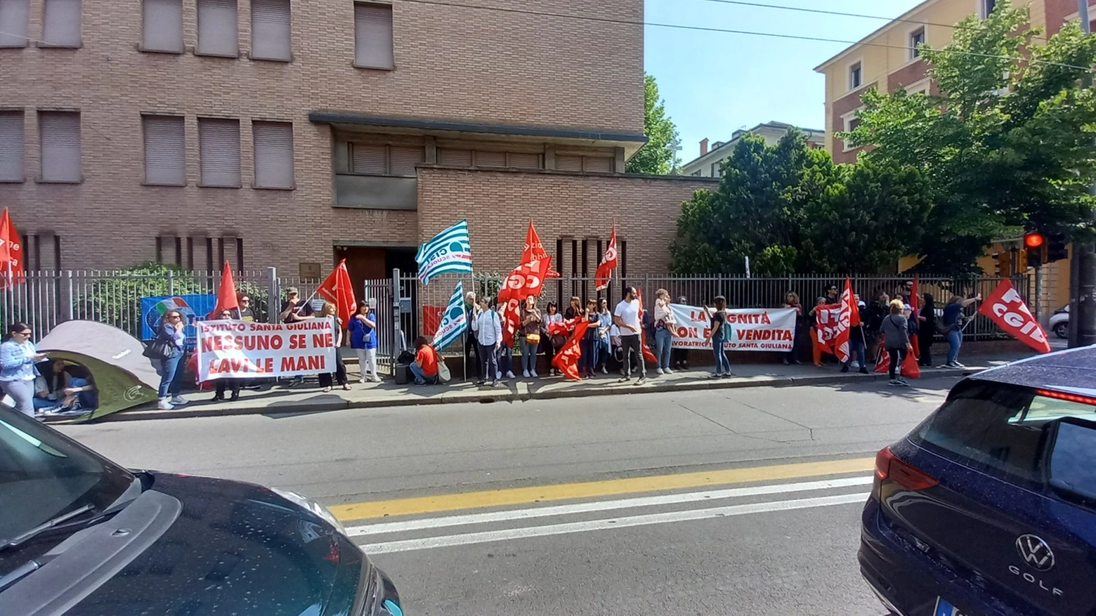 Chiude il Santa Giuliana, a Bologna la protesta di studentesse e insegnanti